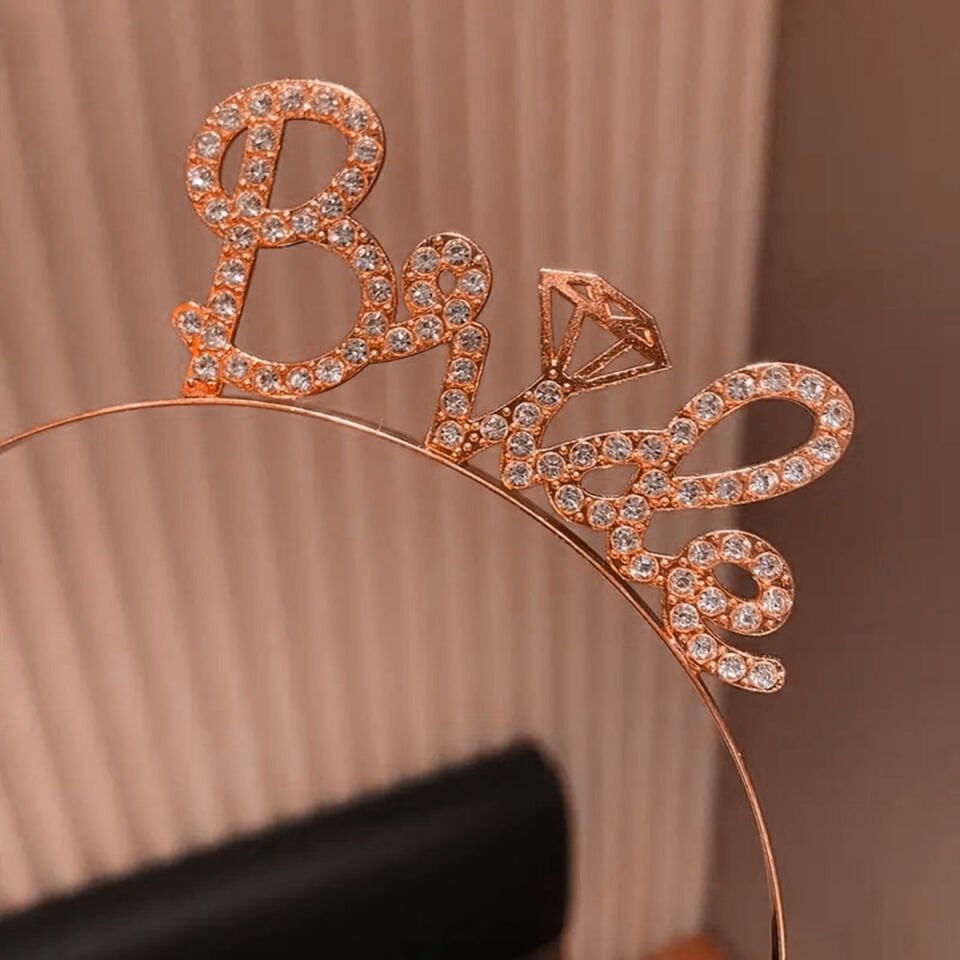 Rose Gold Renkli Taşlı “Bride” Gelin Tacı – El Yazısı Yazı Tipiyle
